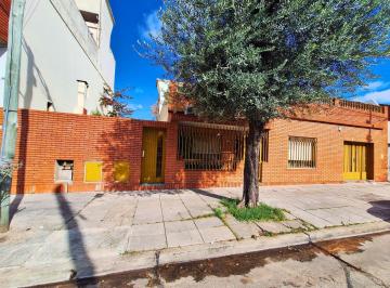 Casa · 125m² · 3 Ambientes · 1 Cochera · Casa 3 Amb con Cochera y Patio Isidro Casanova
