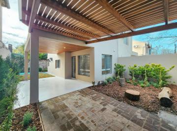 Casa · 71m² · 5 Ambientes · 2 Cocheras · Casa de 2 Dorm. con Pileta y Parrillero en Fisherton