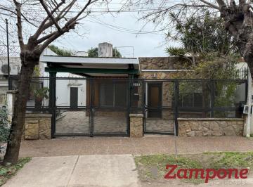 1 · Casa Cuatro Ambientes con Patio y Cochera en Villa Maipú - Venta