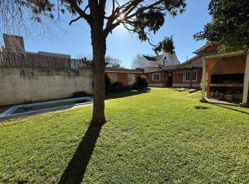 Casa · 253m² · 5 Ambientes · 2 Cocheras · Venta Casa Tipo Chalet 4 Ambientes Parque Pileta Banfield