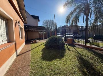 Casa · 253m² · 5 Ambientes · 2 Cocheras · Venta Casa Tipo Chalet 4 Ambientes Parque Pileta Banfield