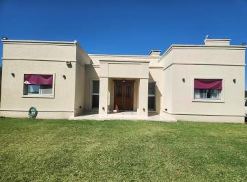 Casa · 212m² · 5 Ambientes · Imponente Casa en 9 de Julio en Zona de Quinta