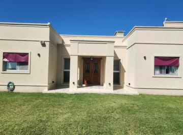 Casa · 212m² · 5 Ambientes · Imponente Casa en 9 de Julio en Zona de Quinta