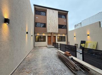 Casa · 192m² · 5 Ambientes · 2 Cocheras · Tríplex a Estrenar con Jardín y Doble Cochera – Confort y Estilo en Cada Rincón