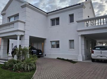 Casa · 280m² · 4 Ambientes · 3 Cocheras · Alquiler Casa 4 Dorm. en Funes Hills Miraflores
