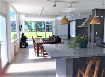 Casa · 290m² · 5 Ambientes · 3 Cocheras · Venta de Casa de 5 Ambientes Bo Cerrado en General Rodriguez