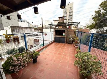 Terraza con parrilla · PH en Venta en El Corazón de Caballito con Terraza, Parrilla y Patio