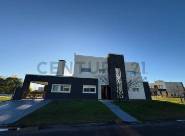 Casa · 242m² · 6 Ambientes · 2 Cocheras · Alquiler en Barrio Cruz del Sur