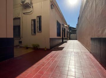 Ingreso por cochera · Casa Muy Amplia Sobre Gran Lote de Terreno