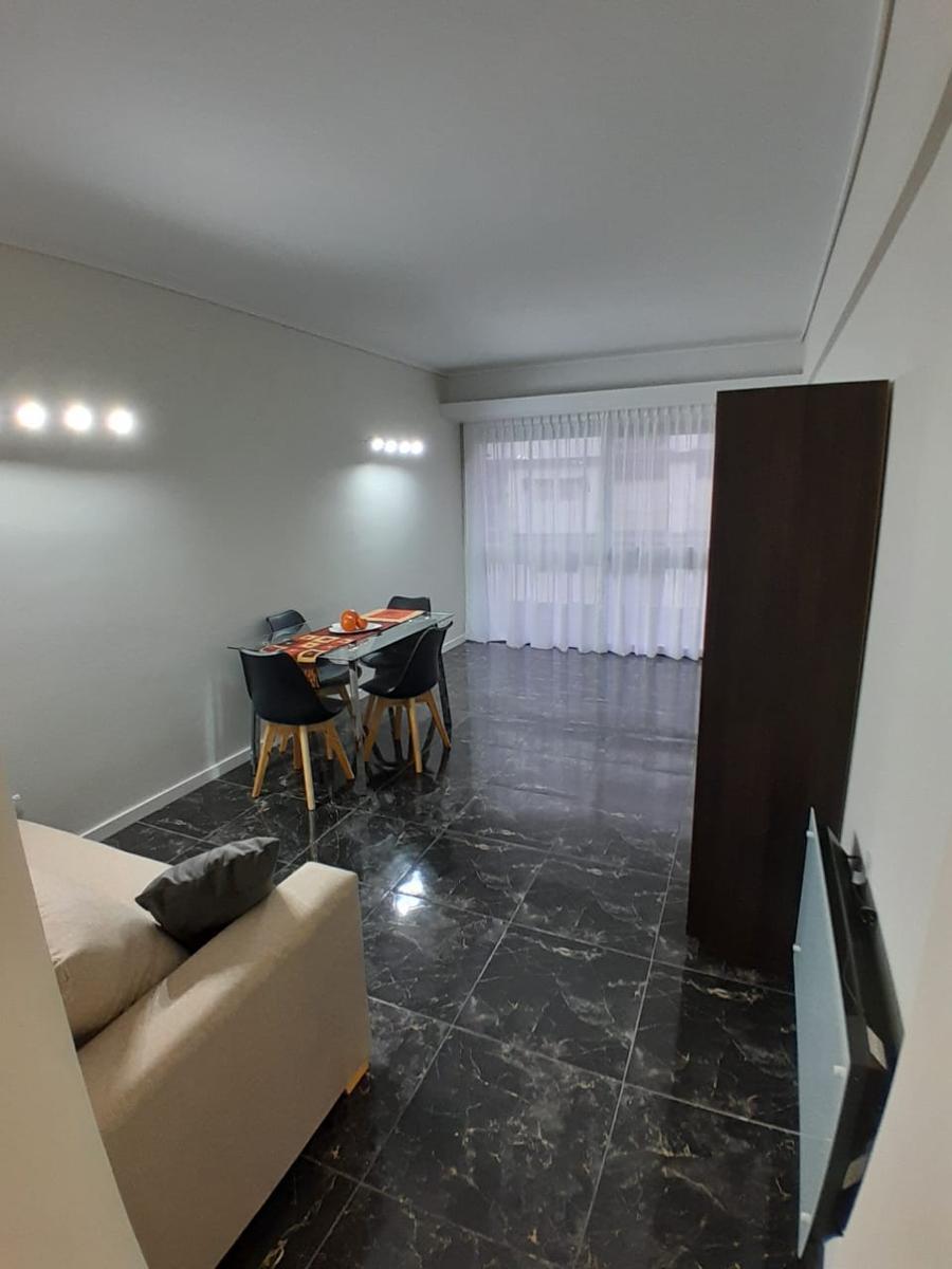 Departamento de dos ambientes con dependencia de servicio, externo con balcón