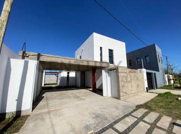 Casa · 142m² · 5 Ambientes · 2 Cocheras · Casa en Venta a Estrenar 3 Dorm. La Plata