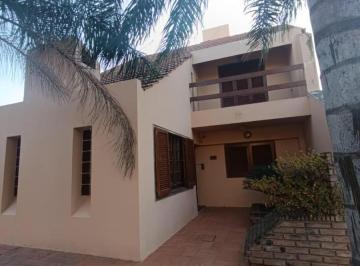 Casa · 287m² · 8 Ambientes · B San Salvador - Manuel Corvalan 100 - Hermosa Casa 4 Dorm con Pileta