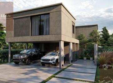 Casa · 200m² · 4 Ambientes · 2 Cocheras · Venta Casa 4 Ambientes en Barrio Cerrado con Portón, Bella Vista