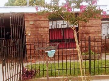 Casa · 80m² · 4 Ambientes · 2 Cocheras · Se Vende Casa 3 Dorm en Barrio Los Granados