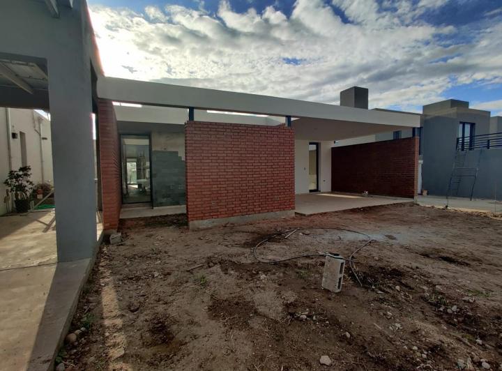 Casa · 225m² · 8 Ambientes