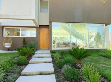 Casa · 155m² · 5 Ambientes · 2 Cocheras · Espectacular Casa en Santa Juana