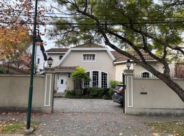 Casa de 6 ambientes, San Isidro · Gran Casa Histórica, Estilo Suiza, con Gran Jardín en Martínez