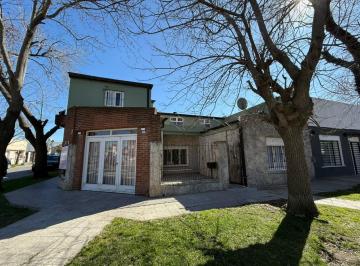 Casa · 200m² · 4 Ambientes · 2 Cocheras · Chalet con Departamento en Barrio "Pinos de Anchorena"