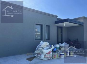 Casa · 181m² · 5 Ambientes · 1 Cochera · Casa en Venta a La Laguna con Pileta, Barrio Privado San Matías, Escobar.