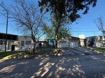 Casa · 159m² · 2 Dormitorios · 2 Cocheras · Casa en Venta en Barrio Los Arces