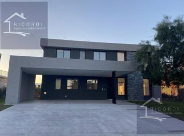 Casa · 245m² · 5 Ambientes · 2 Cocheras · Casa a La Laguna, Barrio Privado San Matias, Escobar.