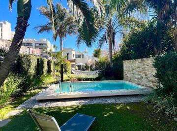 Casa · 270m² · 4 Ambientes · 1 Cochera · Importante Casa a La Venta