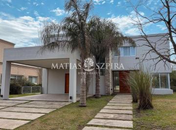 Casa · 259m² · 4 Ambientes · 1 Cochera · Propiedad en Weston de 4 Ambientes