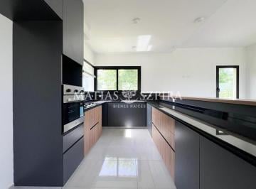 Casa · 237m² · 5 Ambientes · 1 Cochera · Propiedad en Everlinks de 5 Ambientes