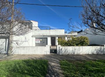 Casa · 130m² · 4 Ambientes · 2 Cocheras · Casa - Azcuenaga