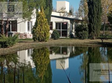 Quinta vacacional · 200m² · 8 Ambientes · 6 Cocheras · Casa - Cuadro Benegas