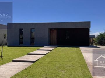 Casa · 135m² · 4 Ambientes · 1 Cochera · Casa en Santa Elisa, Pilar del Este.