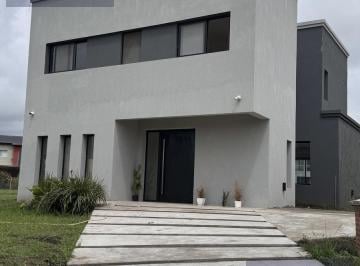 Casa · 174m² · 4 Ambientes · 1 Cochera · Casa en Venta en Barrio Privado Santa Elena, Pilar del Este