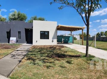Casa · 153m² · 5 Ambientes · 2 Cocheras · Casa de 5 Ambientes con Jardín en Venta en Barrio Santa Emilia - Pilar del Este, Buenos Aires