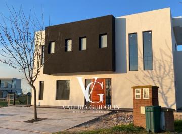 Casa · 181m² · 5 Ambientes · 2 Cocheras · Casa en Haras Santa Maria