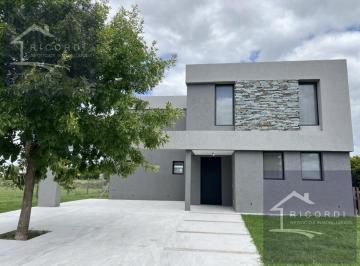 Casa · 227m² · 5 Ambientes · 4 Cocheras · Casa en Venta en Barrio San Matias