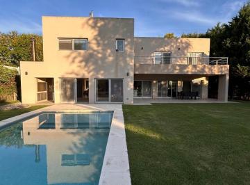 Casa · 230m² · 5 Ambientes · 2 Cocheras · Casa en Venta en Barrio Santa Ana Moreno