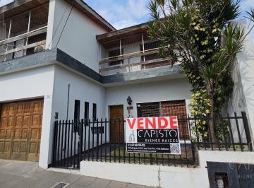Casa · 210m² · 8 Ambientes · 1 Cochera · Casa Multifamiliar 6 Ambientes en Venta Villa Ballester, con Jardin y Pileta!