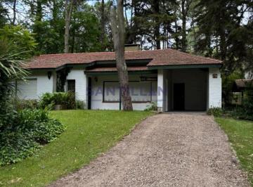 Casa · 150m² · 4 Ambientes · 1 Cochera · Propiedad de Estilo Tradicional en El Bosque de Carilo
