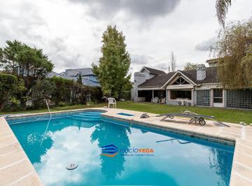Casa · 221m² · 5 Ambientes · 1 Cochera · Casa en Venta en Campos de Alvarez