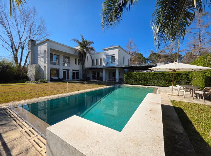 Casa · 460m² · 11 Ambientes · 2 Cocheras