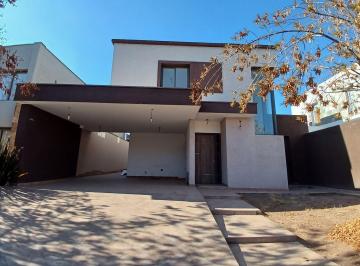 Casa · 292m² · 5 Ambientes · 1 Cochera · Casa - Maipu