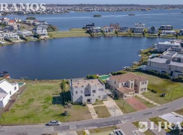 Casa · 238m² · 6 Ambientes · 1 Cochera · Casa Al Lago - Barrio Muelles Puertos / Escobar
