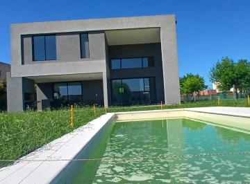 Casa · 227m² · 5 Ambientes · 2 Cocheras · Venta de Casa 4 Dorm. en San Matias