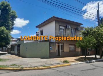 Casa de 4 ambientes, Lanús · Casa con Tres Dorm. y Garage, en Muy Buen Estado y Exc. Ubicación.