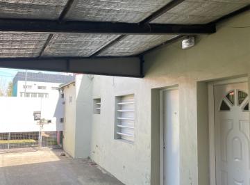 Entrada para autos · Casa con Local en Venta en Gonnet