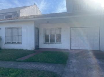 Casa · 90m² · 2 Dormitorios · 1 Cochera · Casa 3 Amb. con Depto 1 Amb en Planta Alta - 1 de Mayo 171