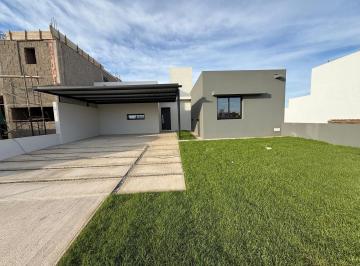Casa · 125m² · 4 Ambientes · 2 Cocheras · Casa en Venta Nobu Town de 3 Dorm.