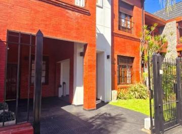Casa · 240m² · 5 Ambientes · 1 Cochera · Casa de 5 Ambientes en Venta