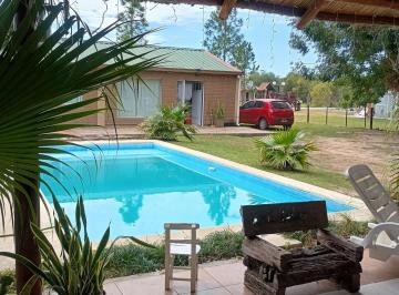 Quinta vacacional · 180m² · 2 Dormitorios · Casa con Pileta Cálida y Luminosa en La María, Colonia Benitez