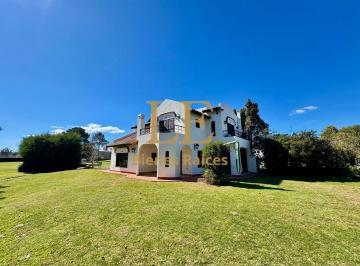Casa · 217m² · 4 Ambientes · 3 Cocheras · Venta Casa en Aranjuez Al Golf. Apto Credito